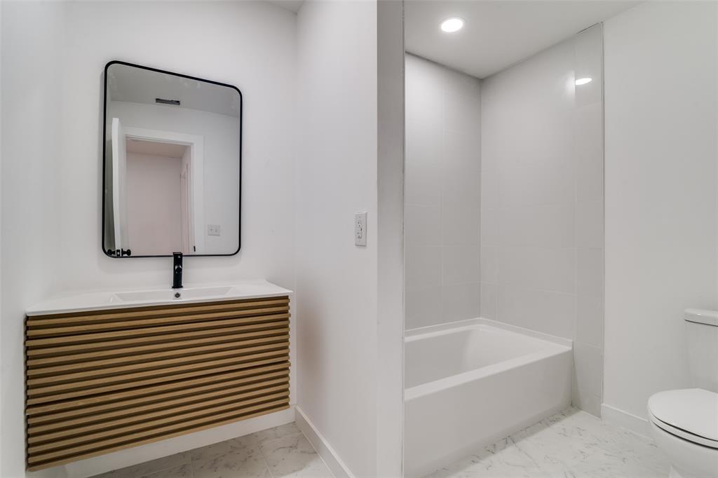 250 Skyview Point, TX 75472 - Photo 21 of 34 a bathroom with a bathtub