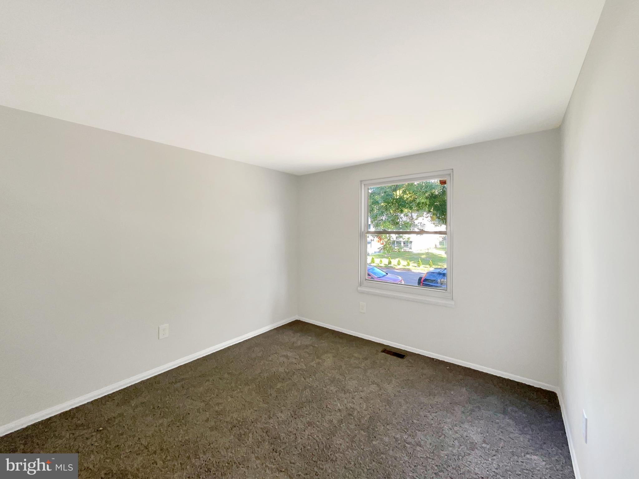113 North Harrison Road Sterling, VA 20164 - Photo 15 of 19 an empty room with windows