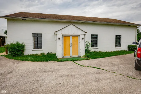 $300,000 | 20-24 North Eisenhower Drive, Edinburgh, IN 46124