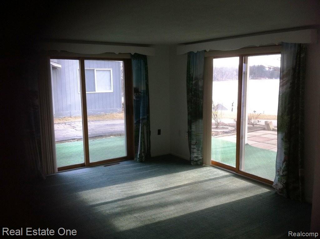 11381 Hall Road Whitmore Lake, MI 48189 - Photo 17 of 21 LIVINGROOM.jpg