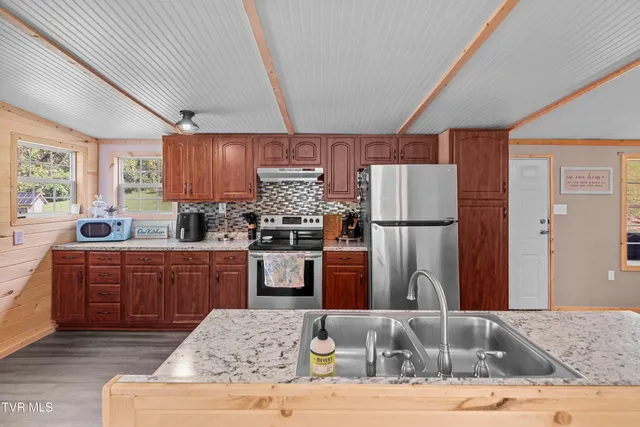 $194,900 | 2973 Chinquipin Road, Sneedville, TN 37869