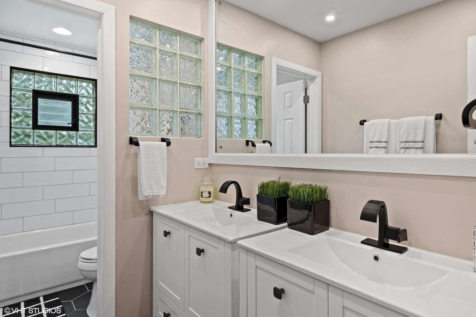 1715 Sequoia Trail Glenview, IL 60025 - Photo 20 of 29 a bathroom with a sink and a bathtub