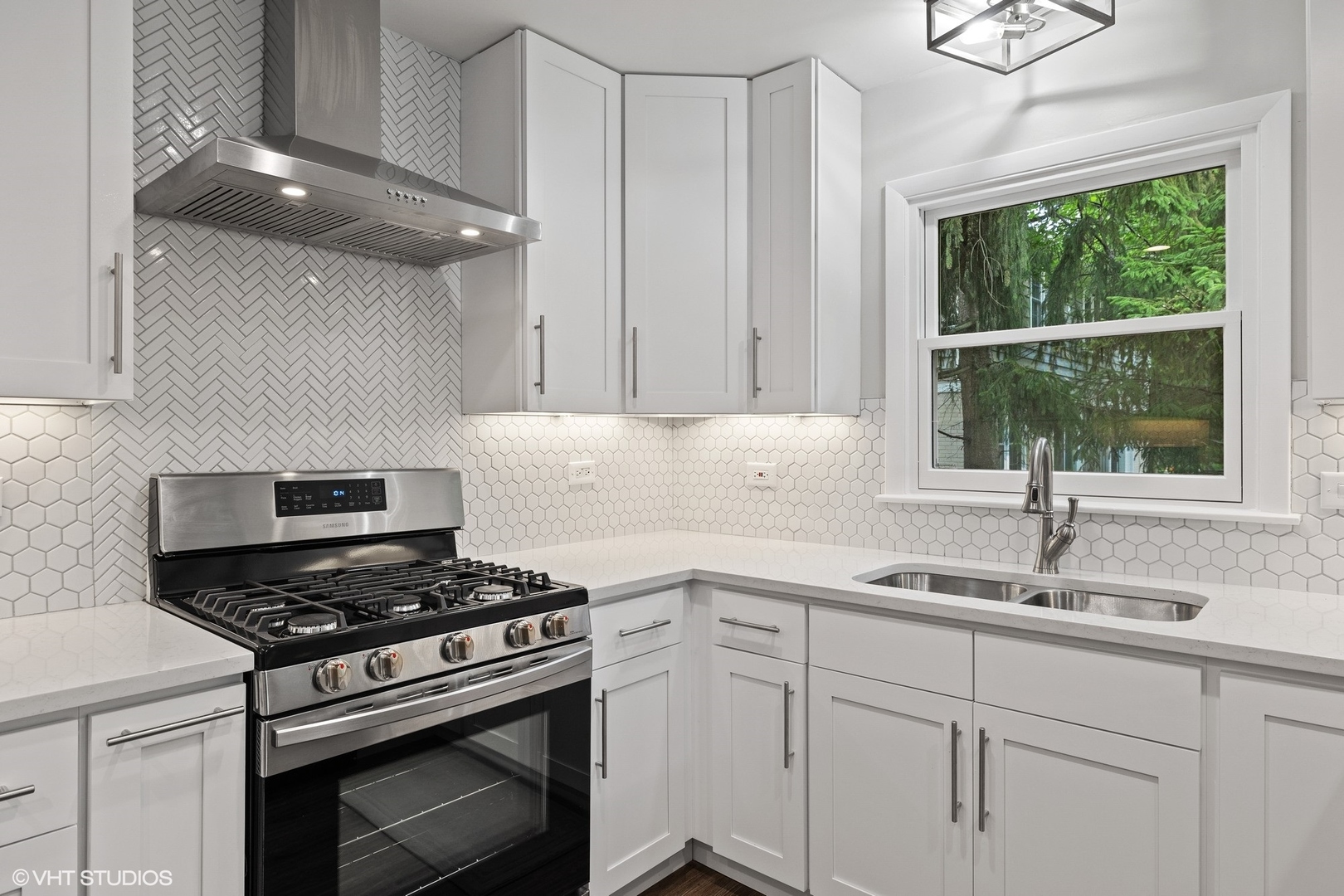 1715 Sequoia Trail Glenview, IL 60025 - Photo 3 of 29 a kitchen with a stove and a sink