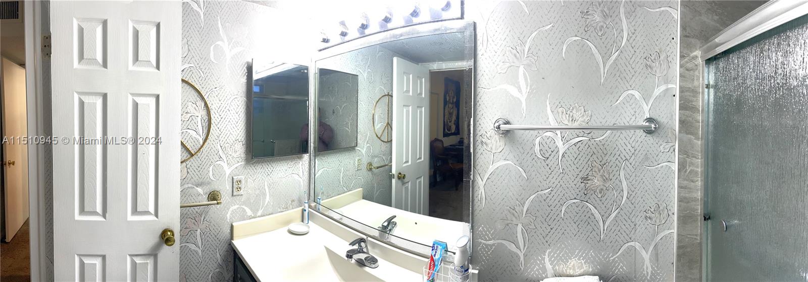 Arrowhead Davie, FL 33324 - Photo 7 of 40 a bathroom with a bathtub sink and mirror