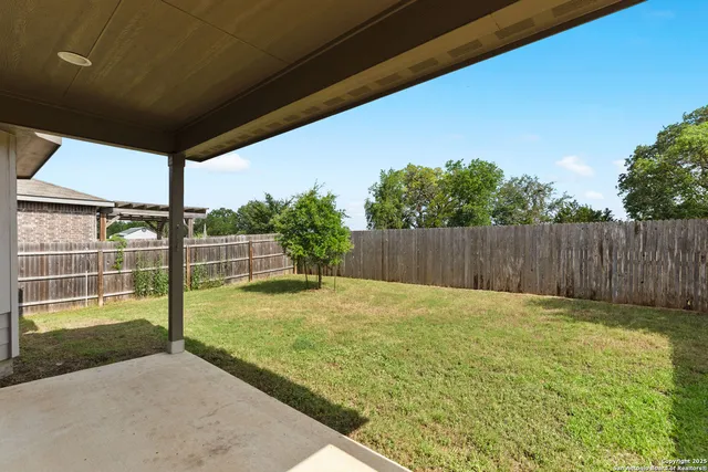 a view of a backyard