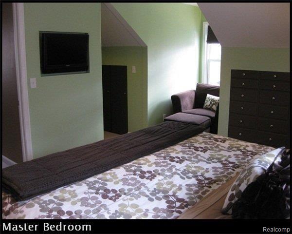 1697 Hampton Road Grosse Pointe, MI 48236 - Photo 9 of 23 9 Master Bedroom NW (Small).jpg