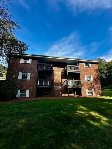 a view of a house with backyard