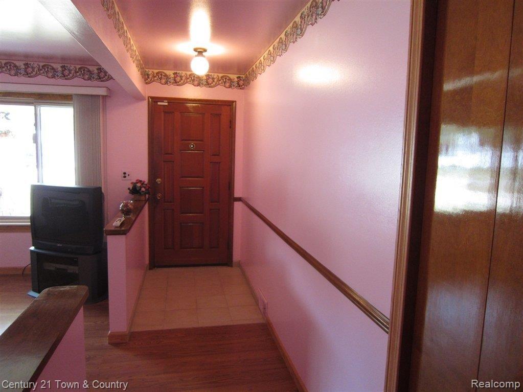 2904 Wisconsin Road Troy, MI 48083 - Photo 16 of 25 Foyer.JPG