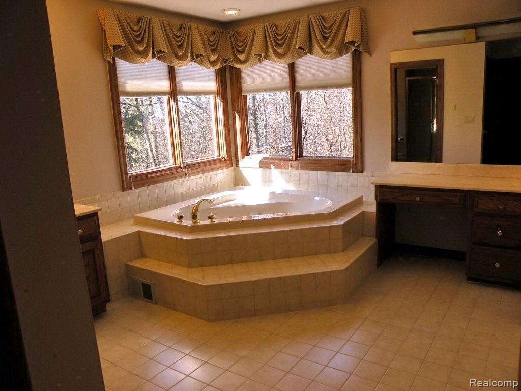 1793 Archers Pointe Rochester, MI 48306 - Photo 12 of 24 Master Bath