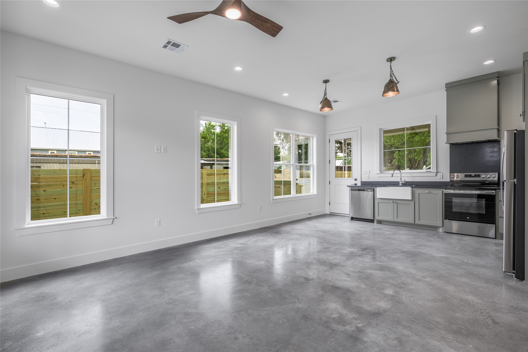 741 Pecan Street New Ulm, TX 78950 - Photo 7 of 14