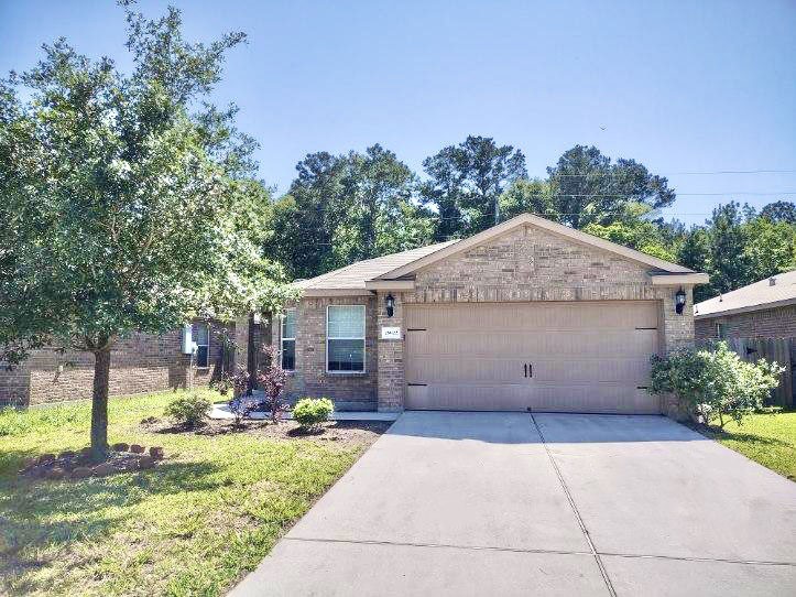 a view of a house with backyard and garden