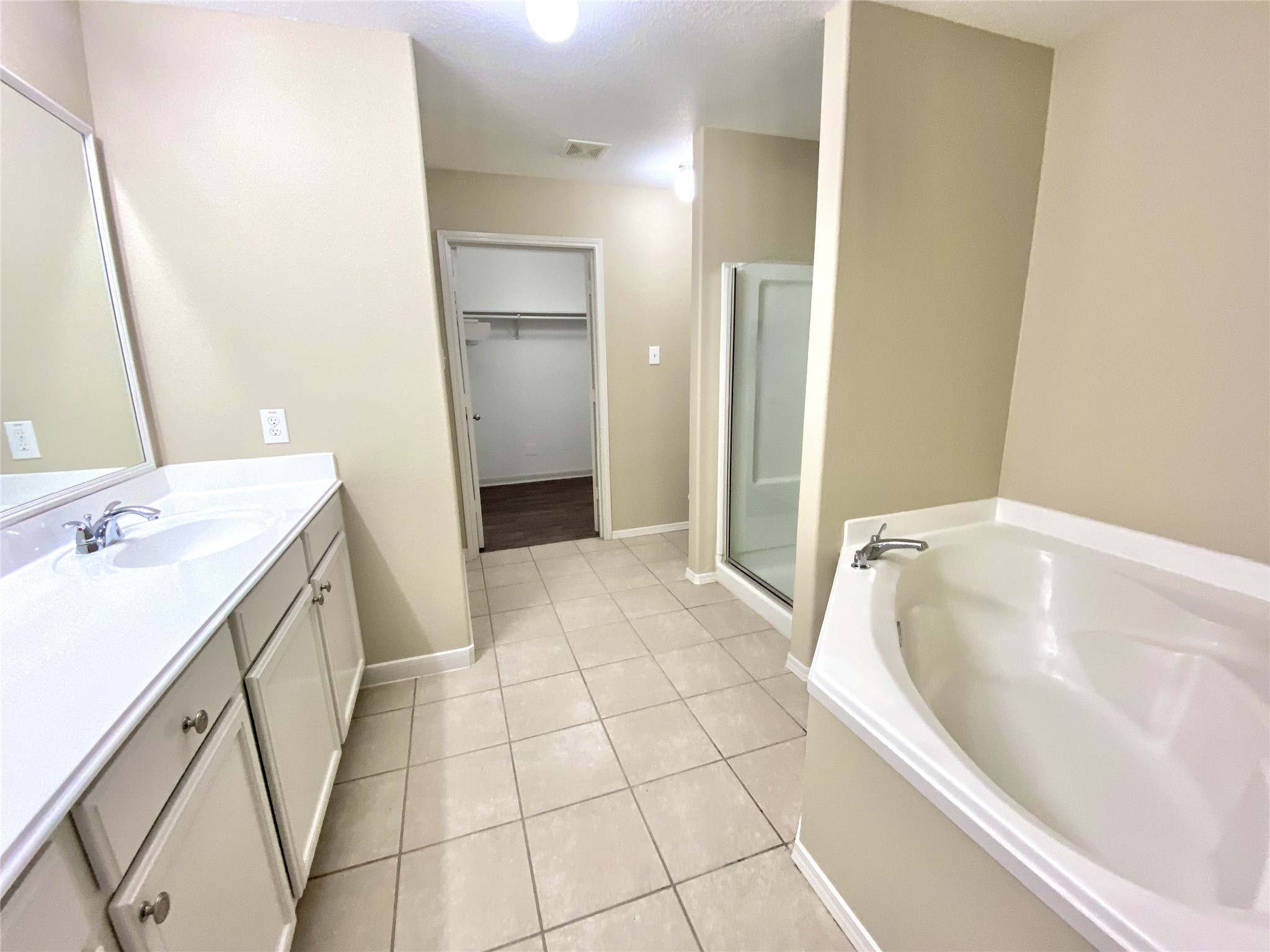 28922 San Bernard River Loop Spring, TX 77386 - Photo 9 of 31 a bathroom with a bathtub sink and toilet