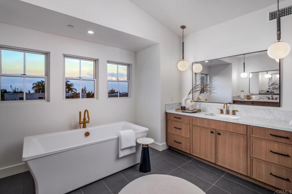 828 Conestoga Court Encinitas, CA 92024 - Photo 17 of 36 Primary Bath