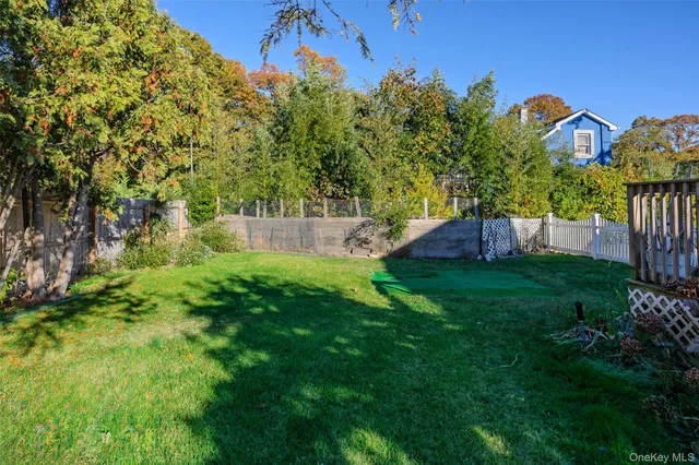 a view of a back yard