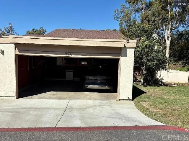 a view of entryway with a yard