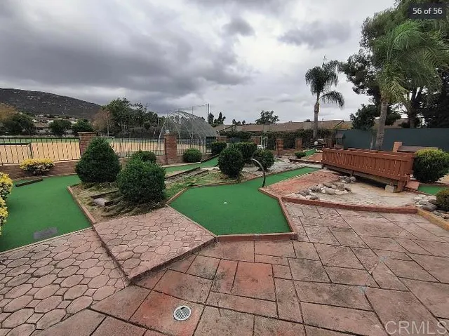 a view of a backyard