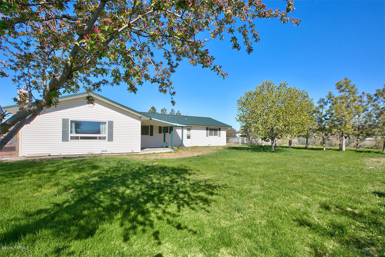 71 Sheep Company Road Selah, WA 98942 - Photo 12 of 19 a house view with a garden space