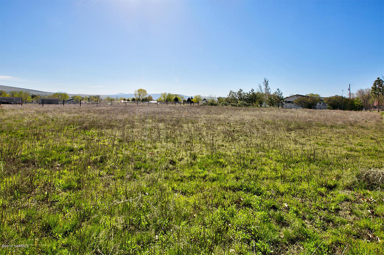 71 Sheep Company Road Selah, WA 98942 - Photo 14 of 19 a view of a lake with houses