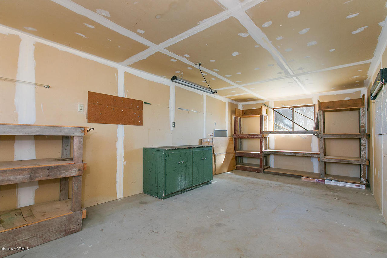 71 Sheep Company Road Selah, WA 98942 - Photo 17 of 19 a view of a garage