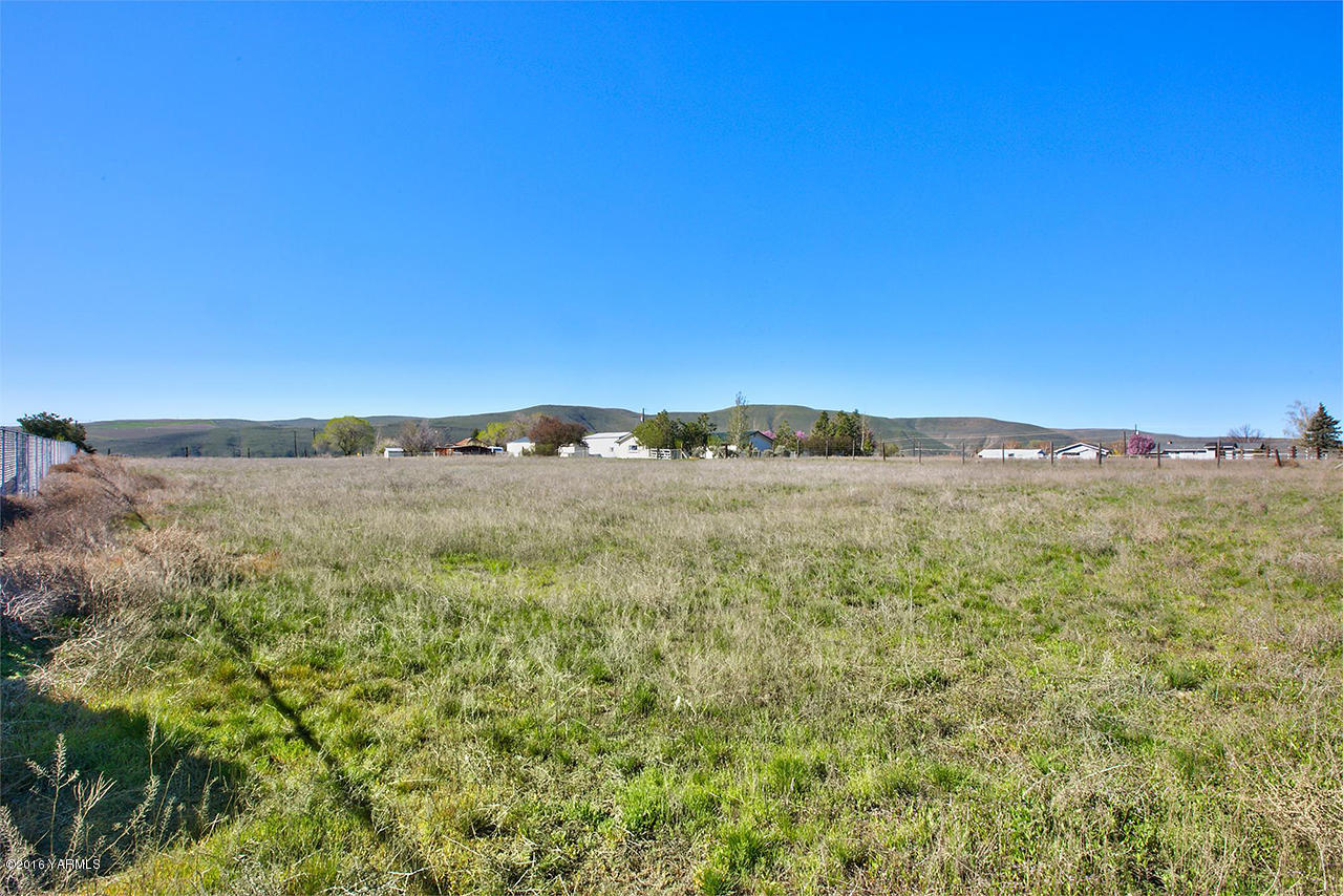 71 Sheep Company Road Selah, WA 98942 - Photo 18 of 19 a view of a field with an ocean