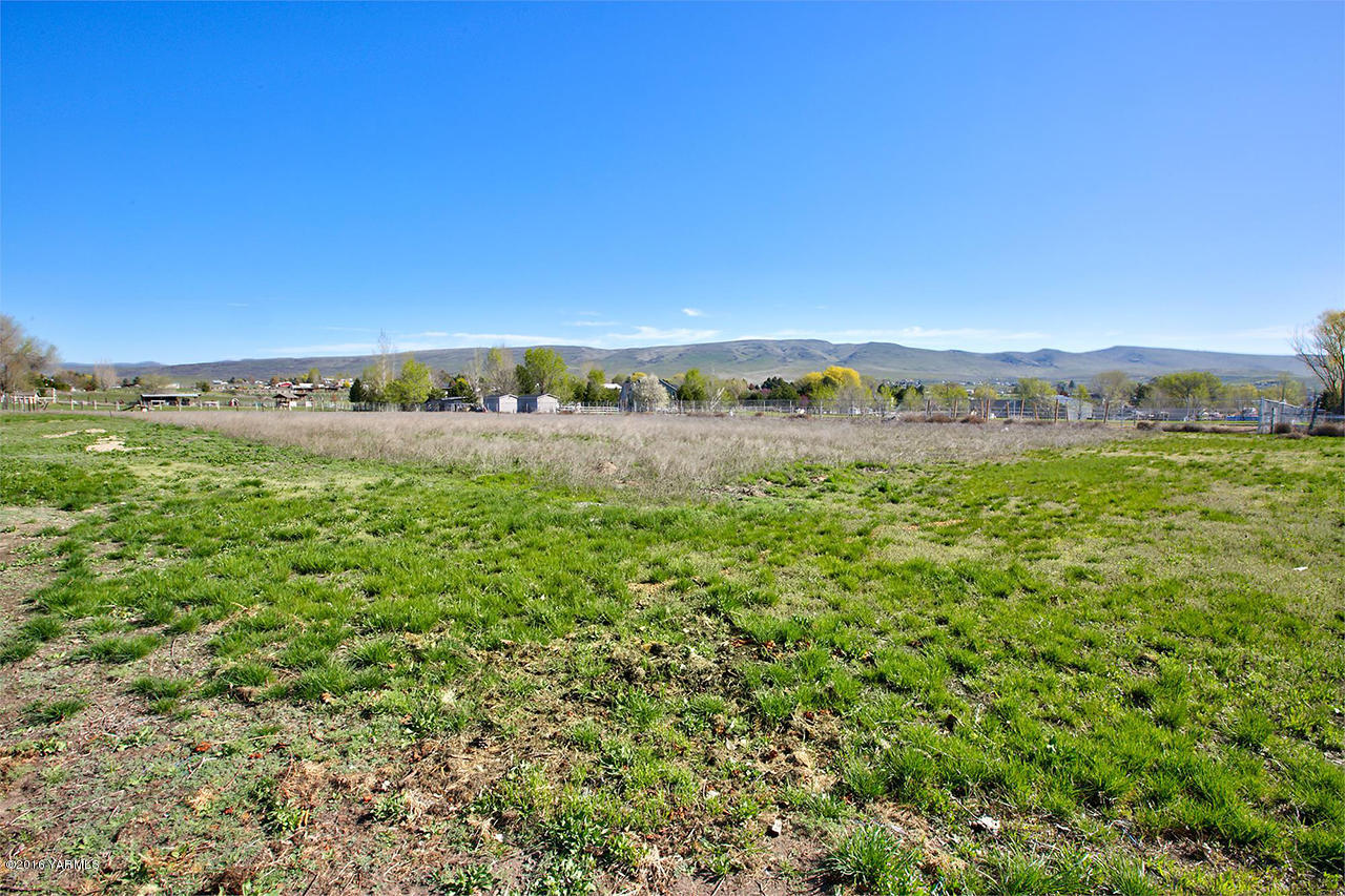 71 Sheep Company Road Selah, WA 98942 - Photo 19 of 19 a view of a city