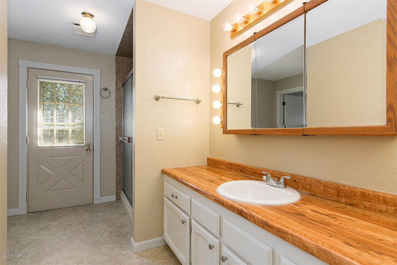 71 Sheep Company Road Selah, WA 98942 - Photo 8 of 19 a bathroom with a sink and a mirror