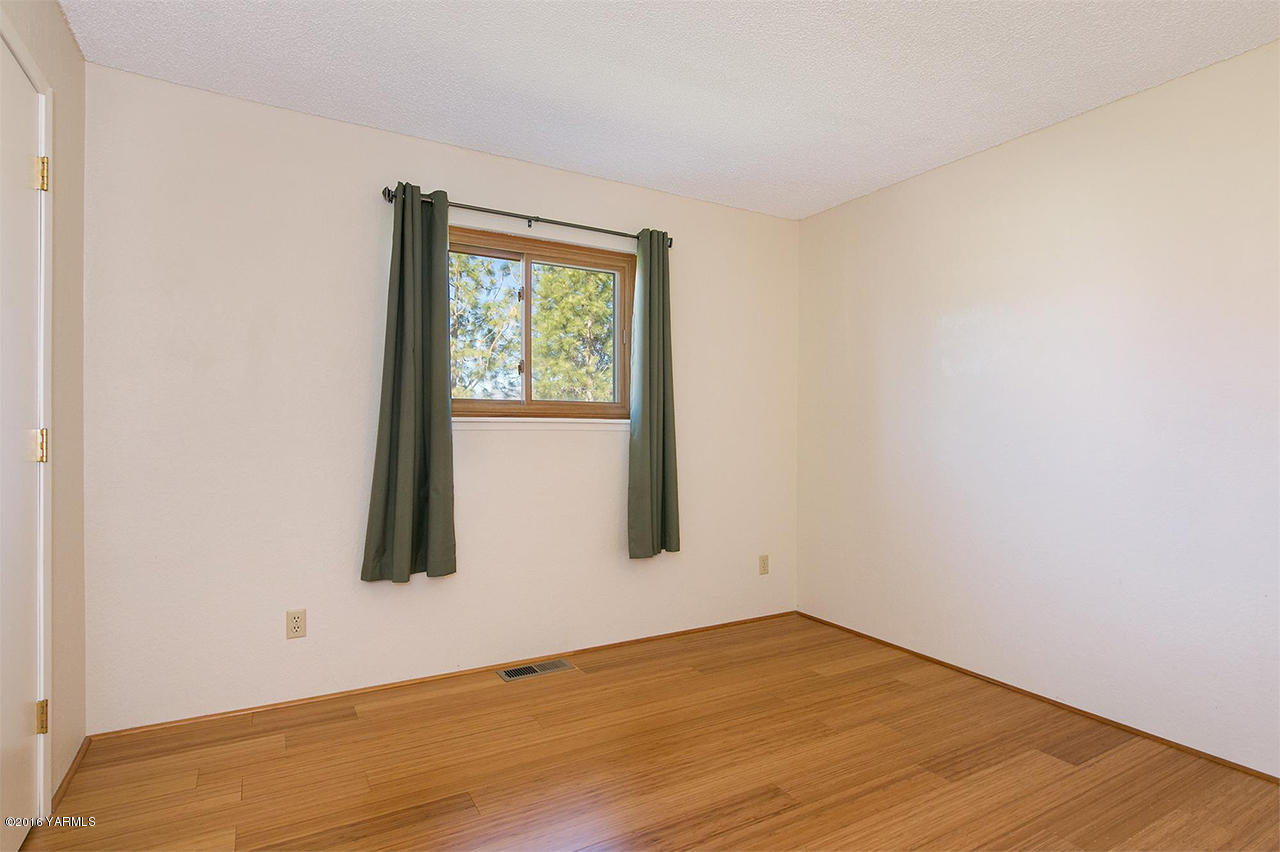 71 Sheep Company Road Selah, WA 98942 - Photo 10 of 19 an empty room with wooden floor and windows