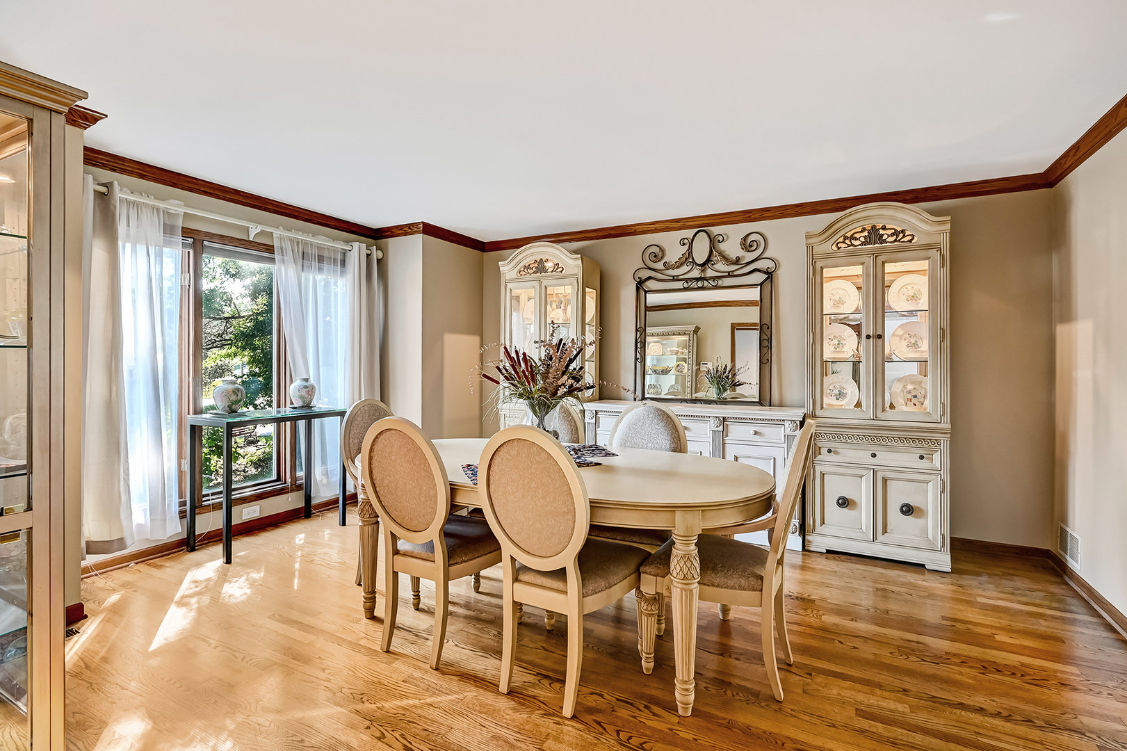 8826 Carlisle Court Darien, IL 60561 - Photo 4 of 36 a dining room with furniture and wooden floor