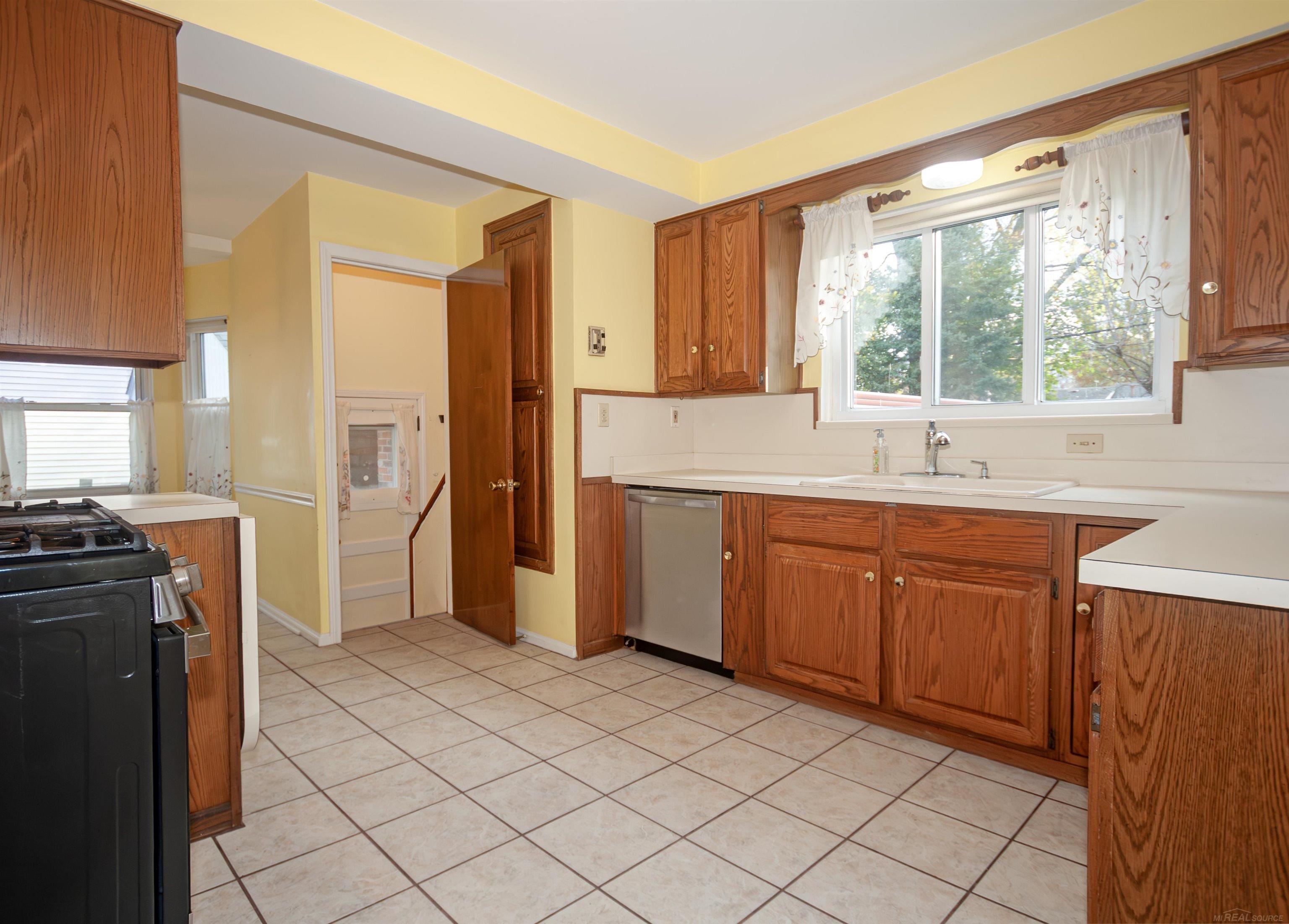 2039 Hampton Road Grosse Pointe Woods, MI 48236 - Photo 10 of 31