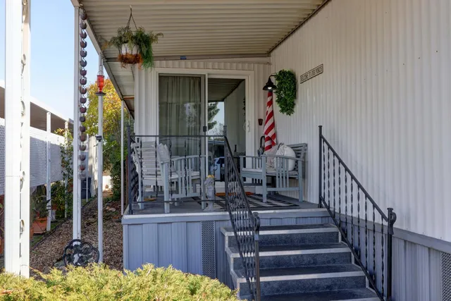 a view of entryway and hall