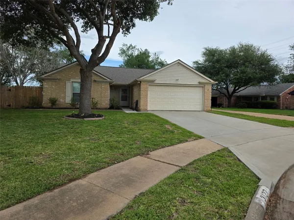 $2,100 | 3127 East Heatherock Circle, Sugar Land, TX 77479