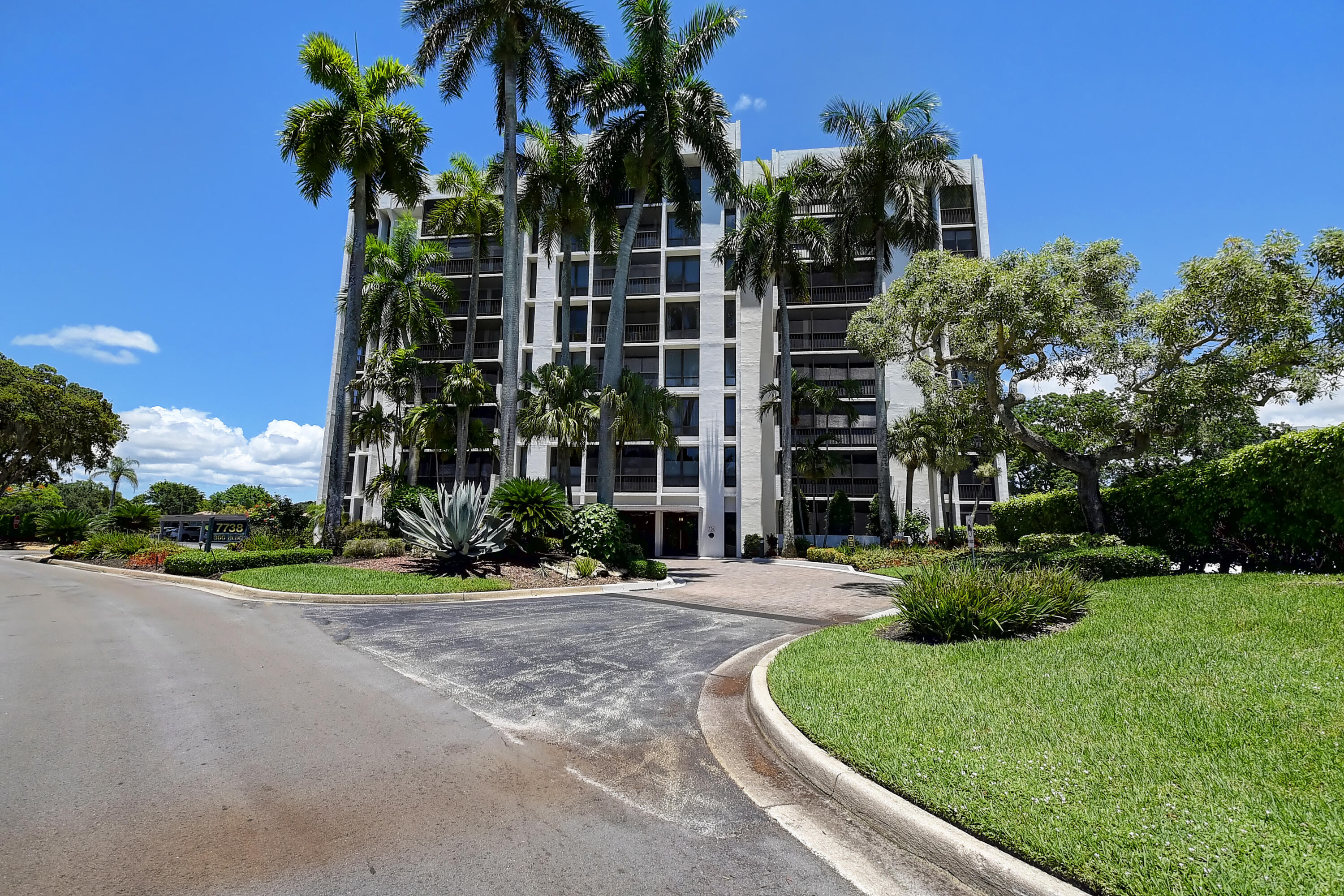 7738 Lakeside Boulevard, Unit 353 Boca Raton, FL 33434 - Photo 3 of 76 front view of a house with a garden