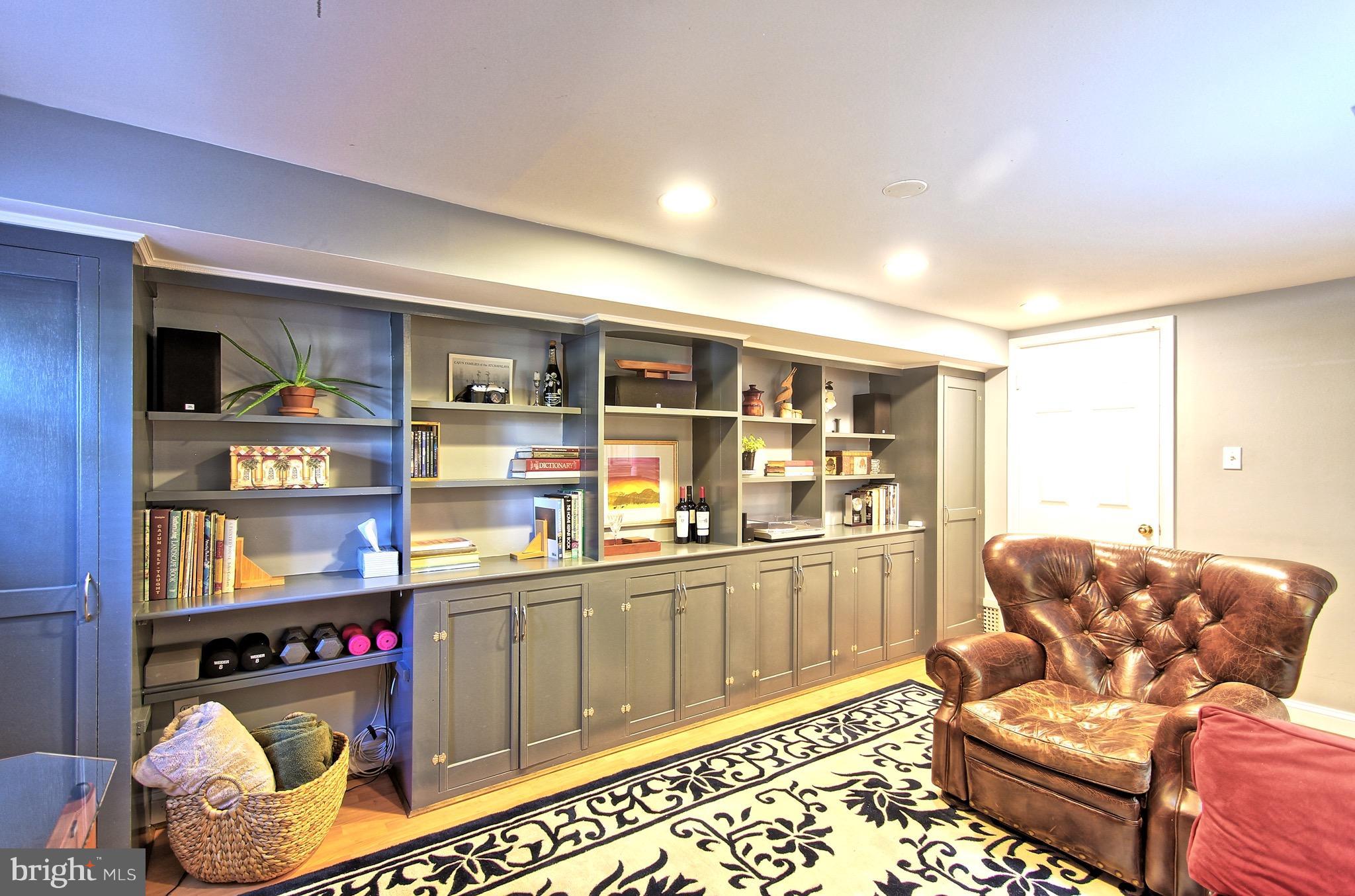 6801 Front Royal Road Springfield, VA 22151 - Photo 18 of 30 Wall of built-in shelving