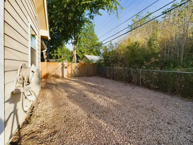 a view of a backyard