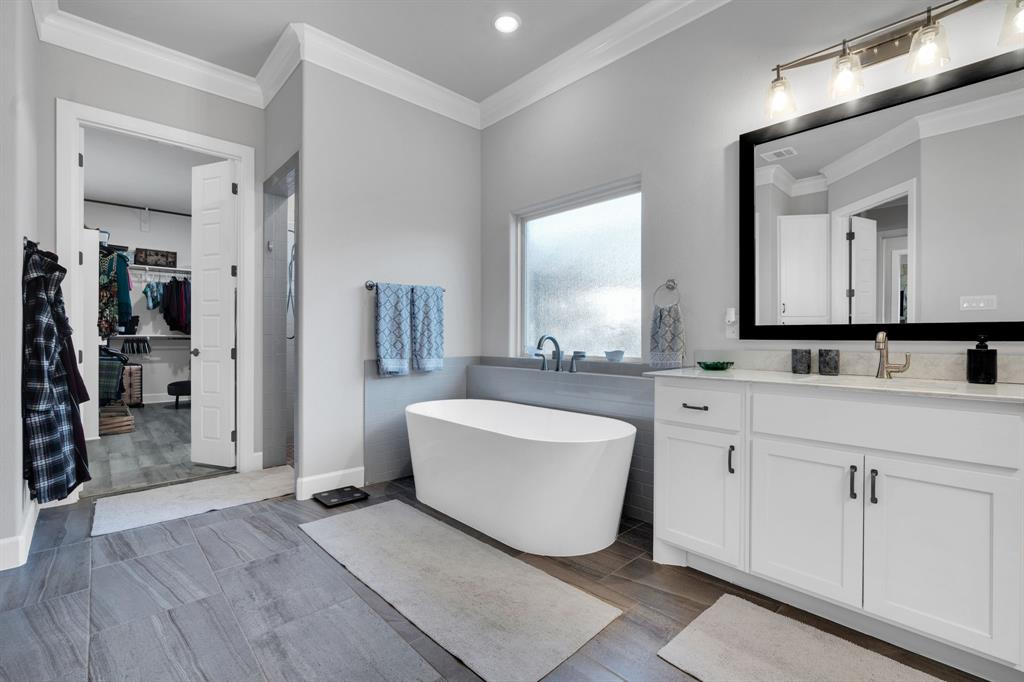 2501 Running Ranch Place Arlington, TX 76001 - Photo 20 of 38 a spacious en suite bathroom with a double vanity sink a mirror and a bathtub