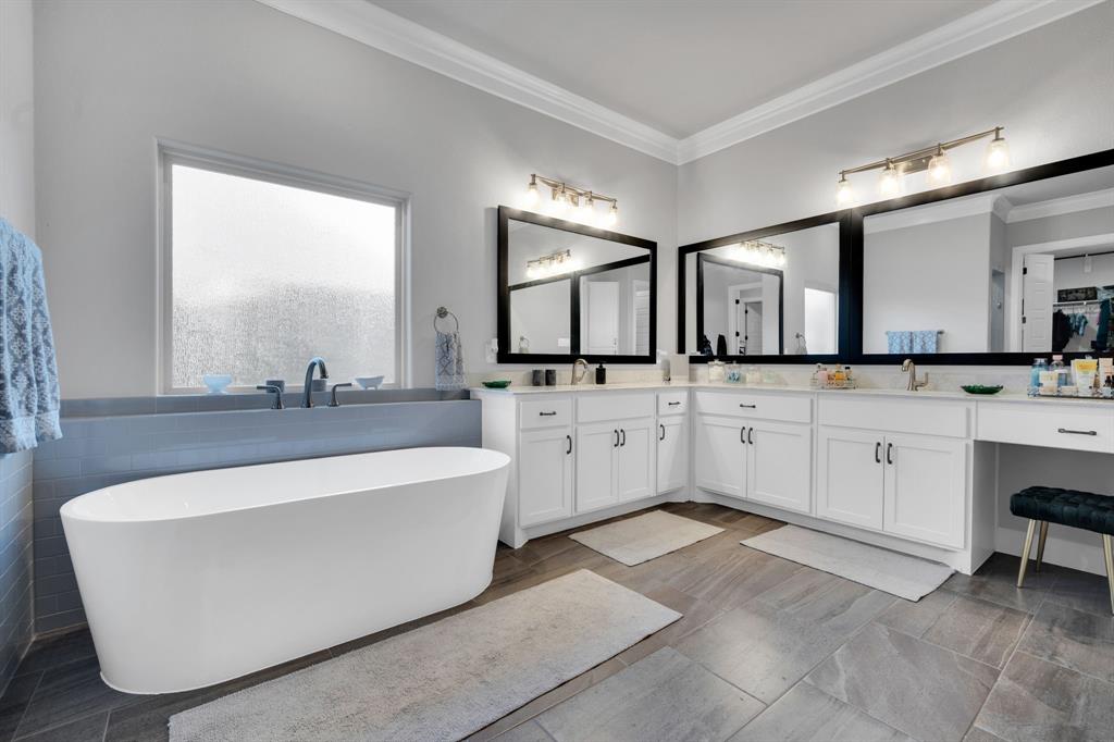 2501 Running Ranch Place Arlington, TX 76001 - Photo 22 of 38 a bathroom with a bathtub a double vanity sink and mirror