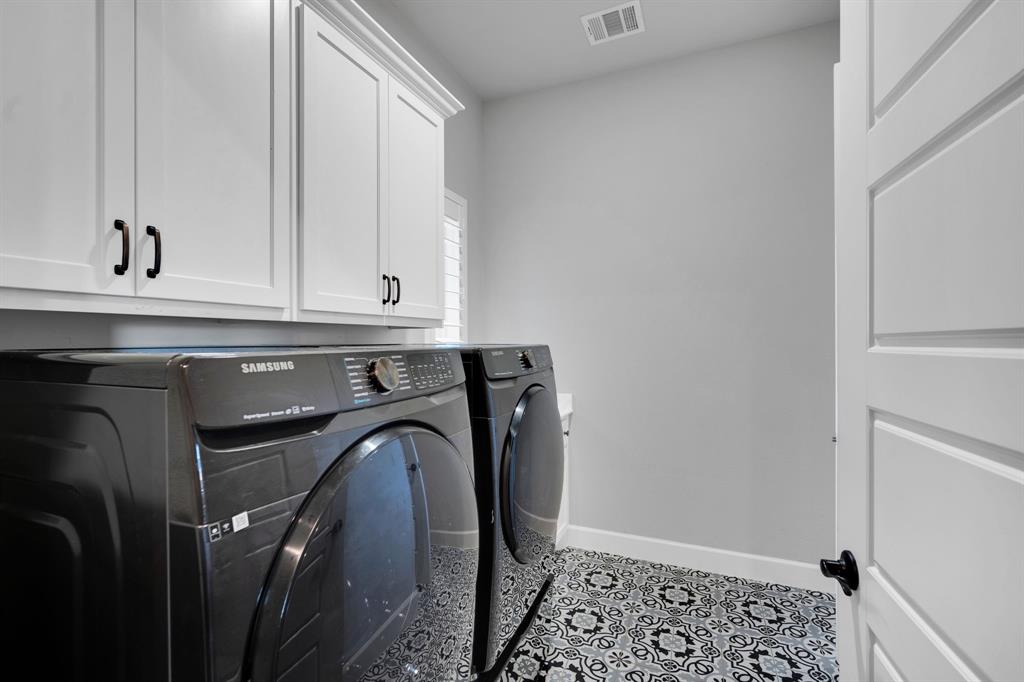 2501 Running Ranch Place Arlington, TX 76001 - Photo 33 of 38 a bathroom with a sink and a mirror