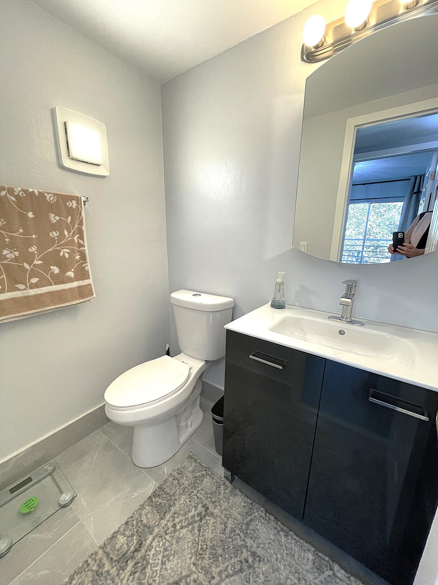 334 Brighton H Boca Raton, FL 33434 - Photo 14 of 23 Second Bathroom
