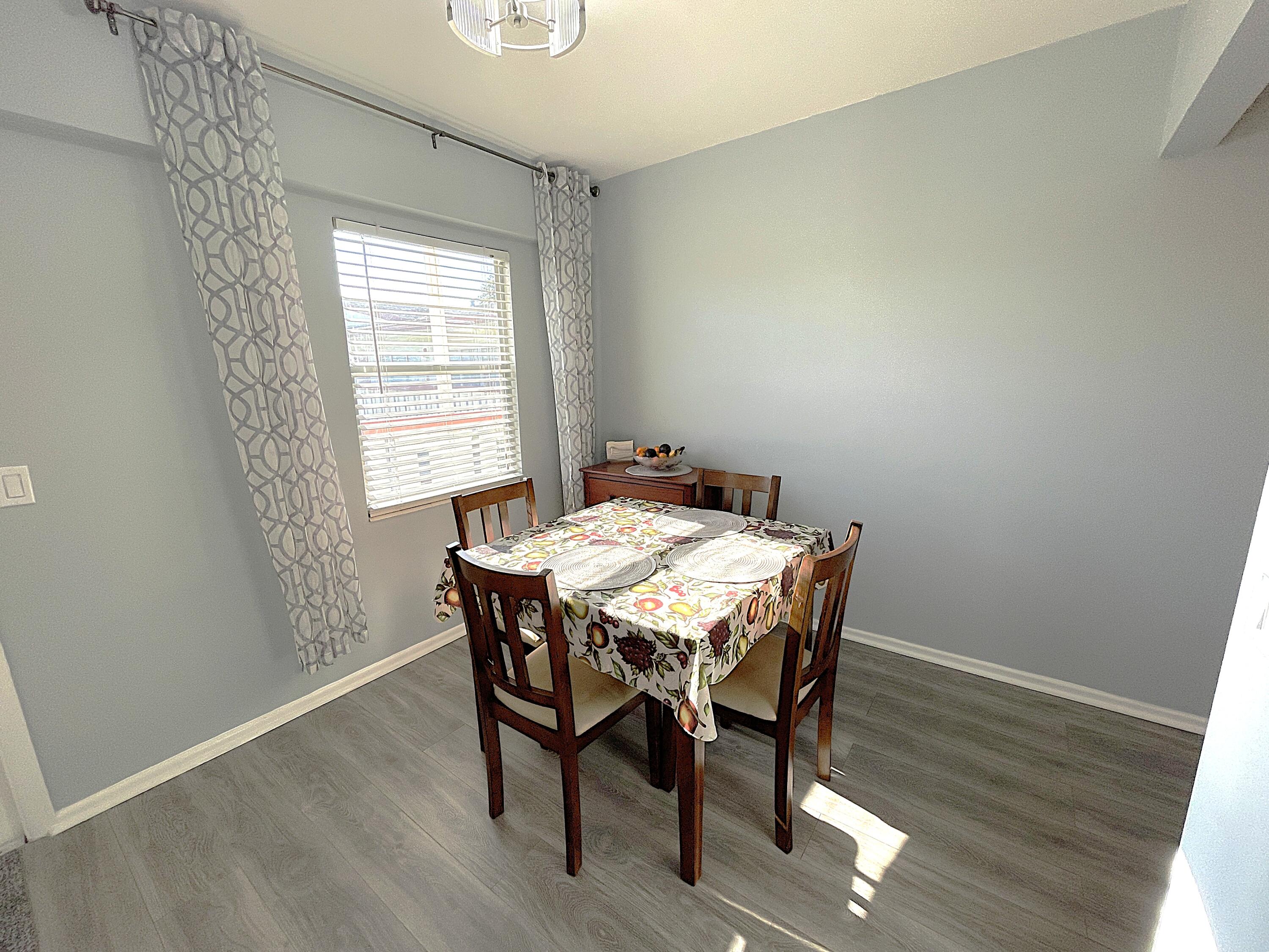 334 Brighton H Boca Raton, FL 33434 - Photo 5 of 23 Dining Area