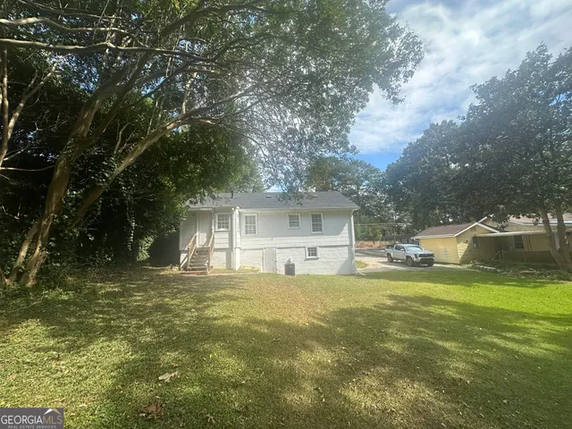 a view of a house with a yard