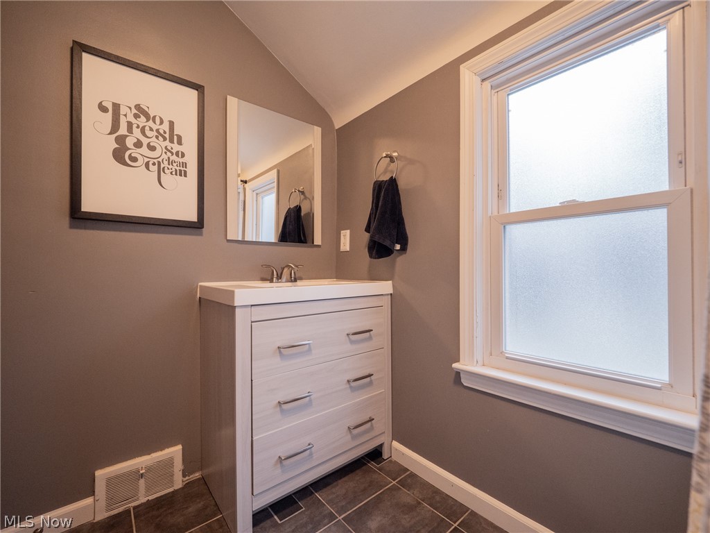 4907 Farnhurst Road Cleveland, OH 44124 - Photo 23 of 33