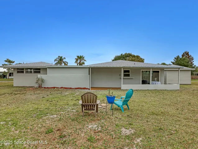 a view of a house with backyard