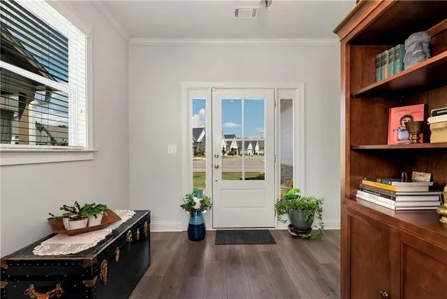 a view of entryway with livingroom