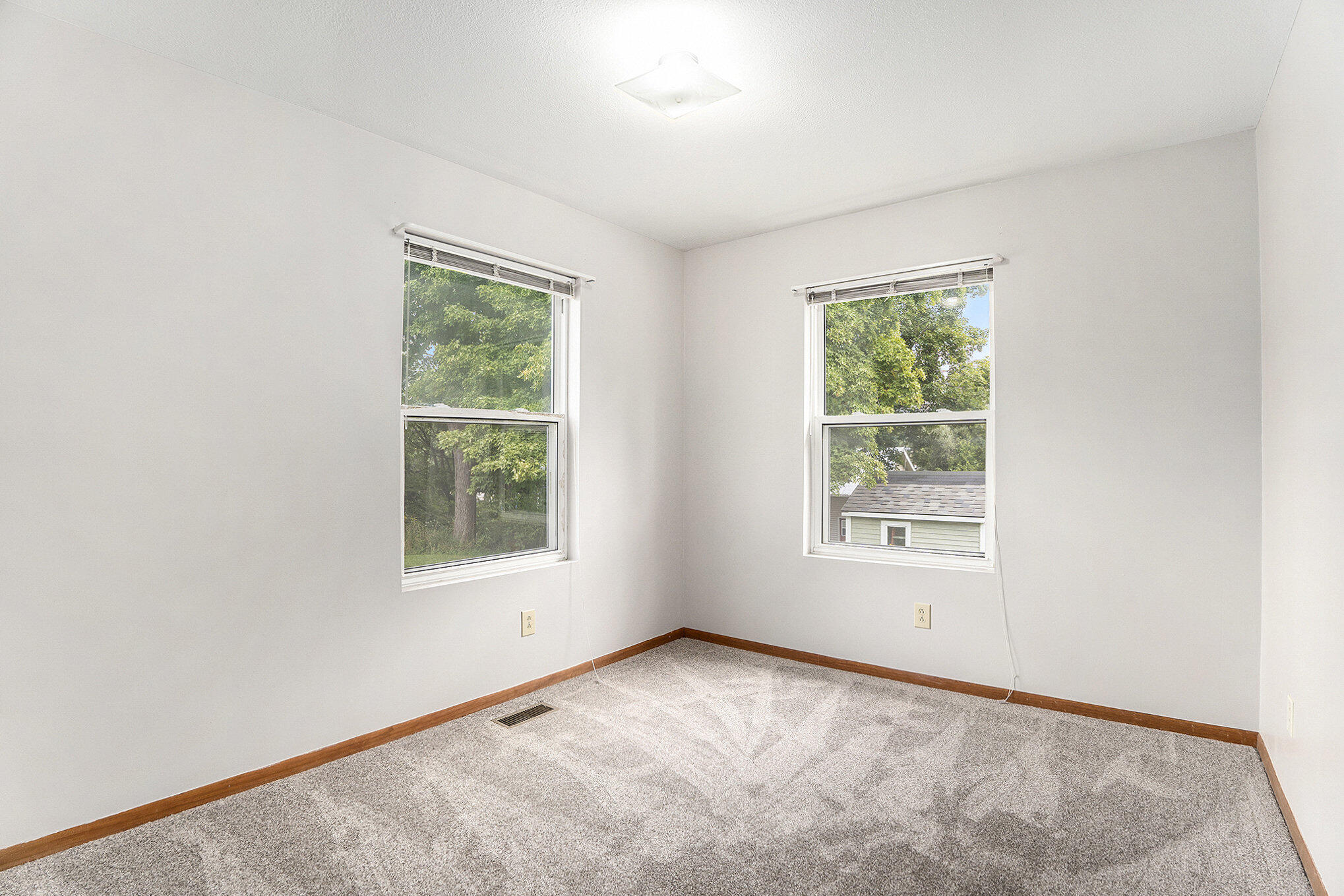 916 Yeomans Street Ionia, MI 48846 - Photo 7 of 18 008_file_783