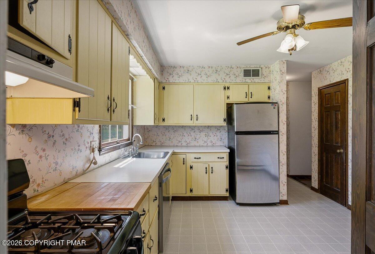 30 Yorktown Road Mountain Top, PA 18707 - Photo 6 of 31 Kitchen