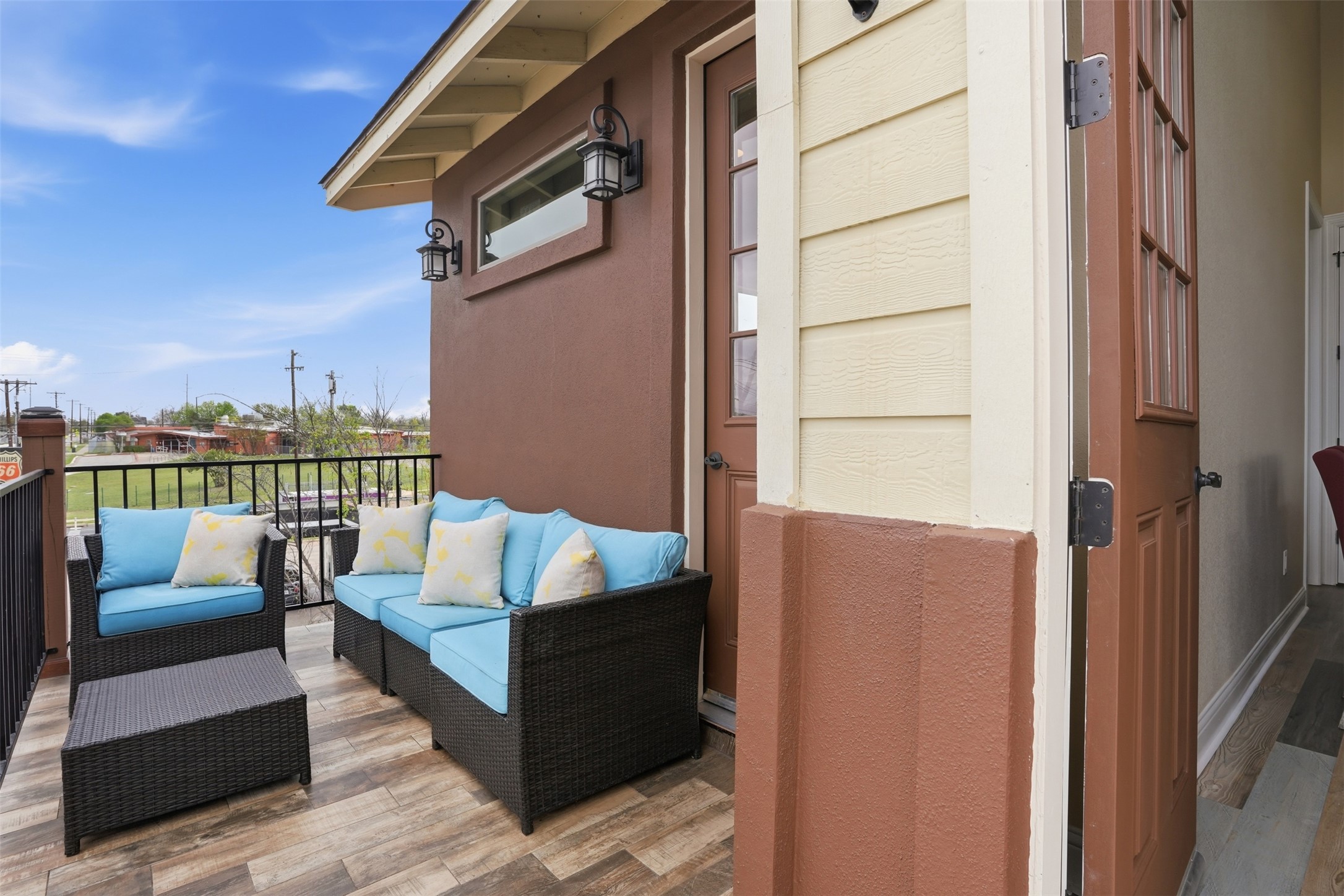 1185 Springdale Road Austin, TX 78721 - Photo 11 of 32 a balcony with couch and city view