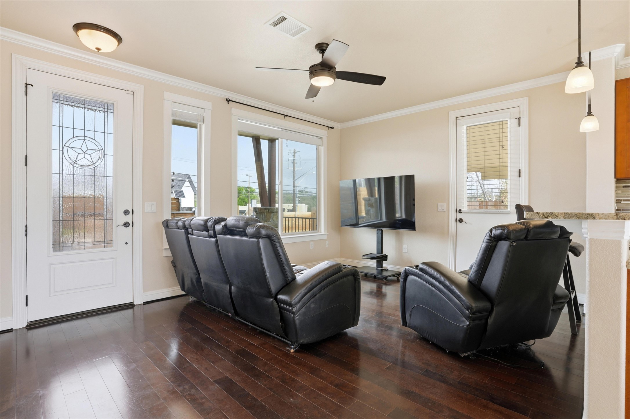 1185 Springdale Road Austin, TX 78721 - Photo 4 of 32 a living room with furniture and a flat screen tv