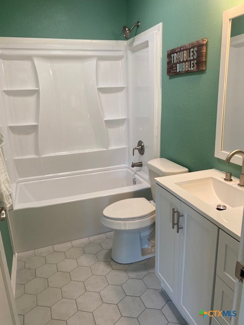 2405 Lone Tree Road Victoria, TX 77901 - Photo 7 of 13 a bathroom with a toilet a sink and bathtub