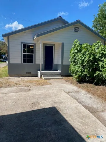 a view of a house with a backyard
