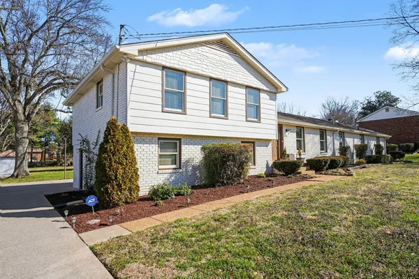 a view of a house with a yard